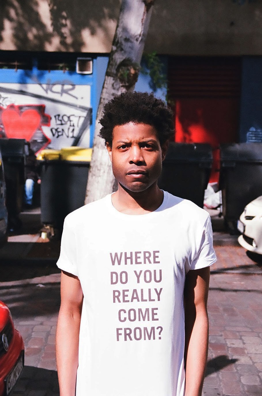Der afroamerikanische Künstler Isaiah Lopaz trägt ein T-Shirt mit der Aufschrift: Where do you really come from