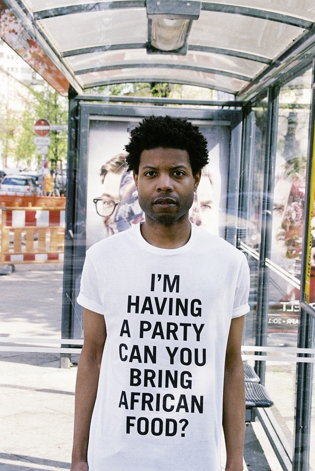 T-Shirt mit der Aufschrift: "I'm having a party - can you bring african food?"