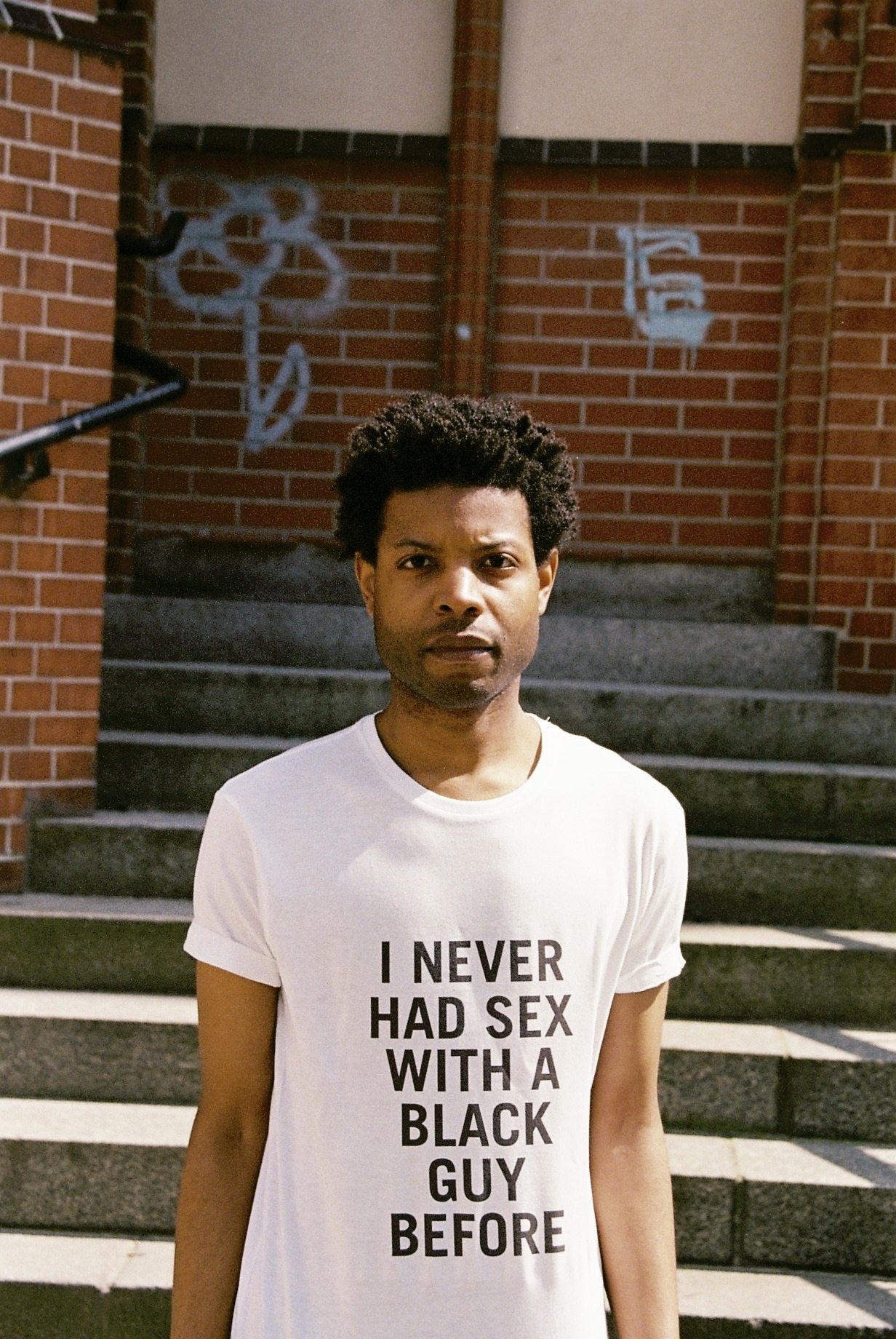 T-Shirt mit der Aufschrift: "I've never had sex with a black guy before"